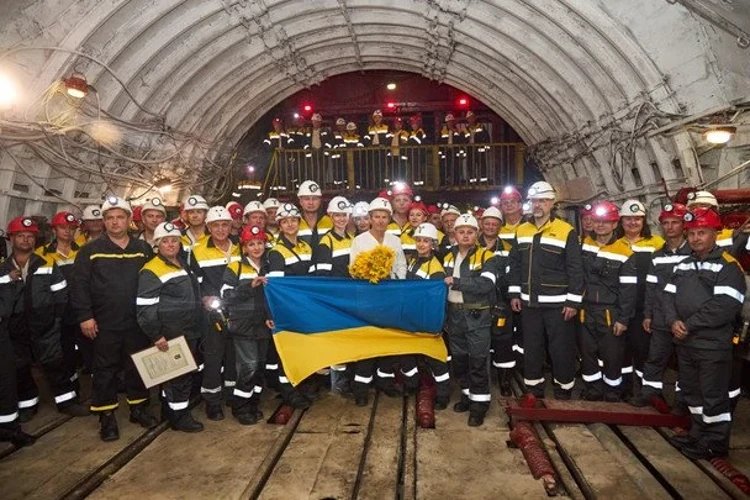 Святослав Вакарчук під час імпровізованого концерту для шахтарів та енергетиків ДТЕК під землею