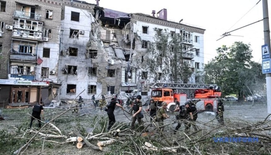 Наслідки російського удару по житловому кварталу Запоріжжя: зруйновані поверхи п'ятиповерхового будинку