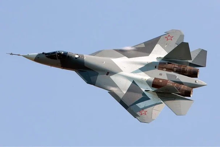 Фотографії з місця аварії Су-57 в Одинцовському районі Московської області з вогнем і високим стовпом густого чорного диму