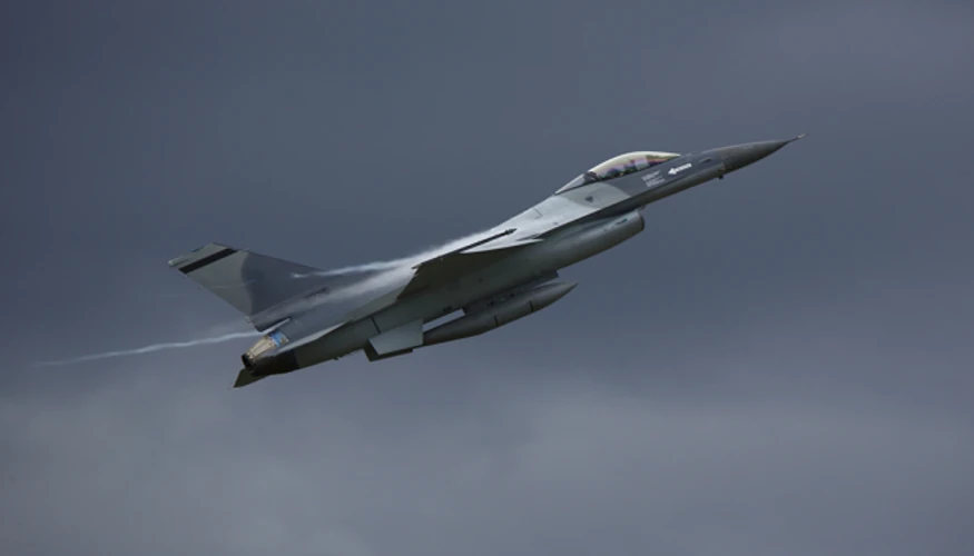 Винищувач F-16 румунських ВПС здійснює перехоплення