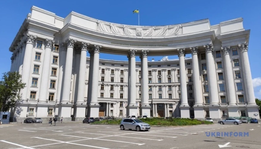 Будівля Міністерства закордонних справ України на тлі державного прапора.