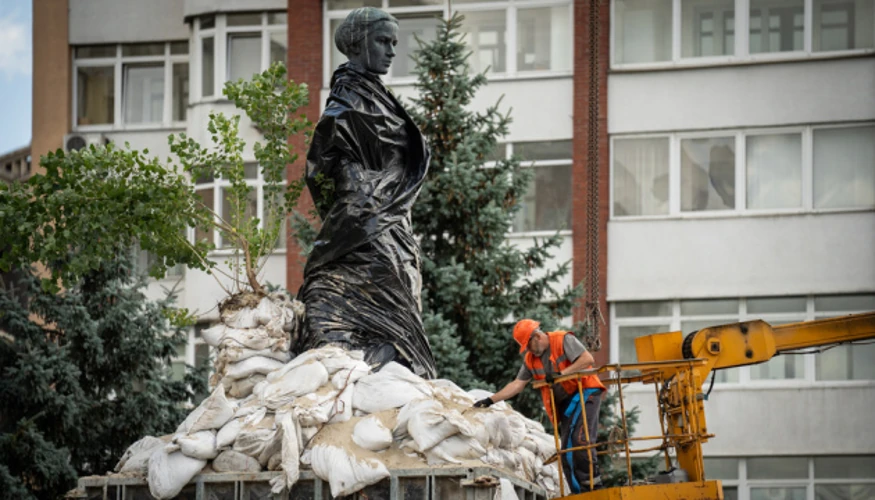 Демонтаж захисних конструкцій біля пам’ятника Лесі Українці в Києві