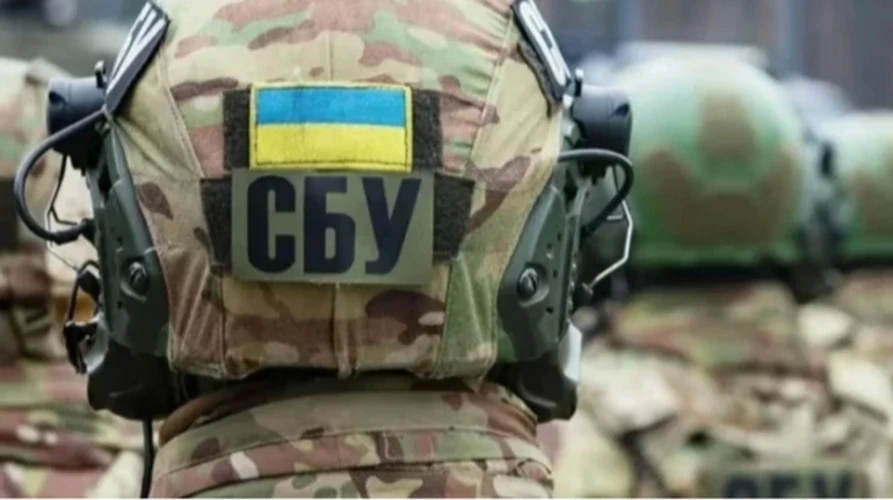 Знак СБУ на тлі символіки кібербезпеки та попередження про вербування в соцмережах