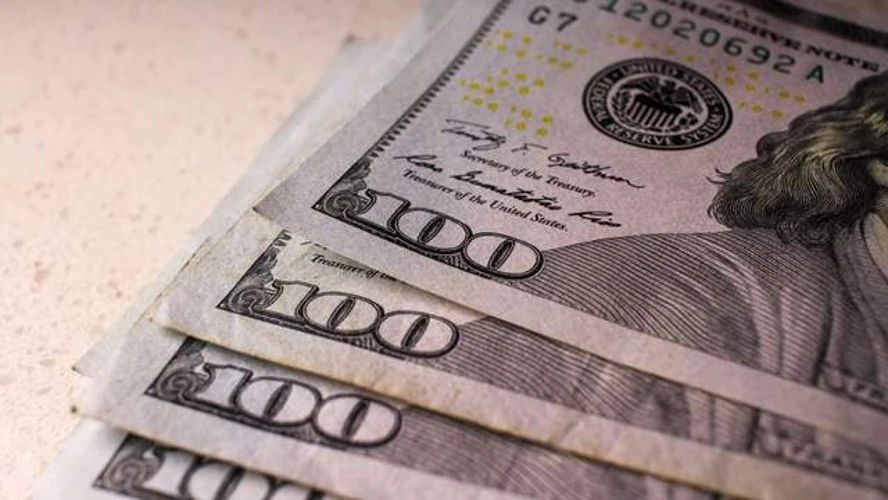 Банкноти доларів США як ілюстрація до офіційного курсу НБУ