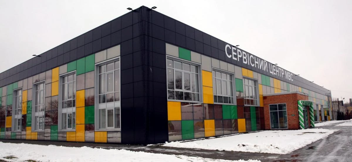 Будівля Blockbuster Mall на проспекті Степана Бандери, 36 у Києві, де ведуться ремонтні роботи під потреби сервісного центру