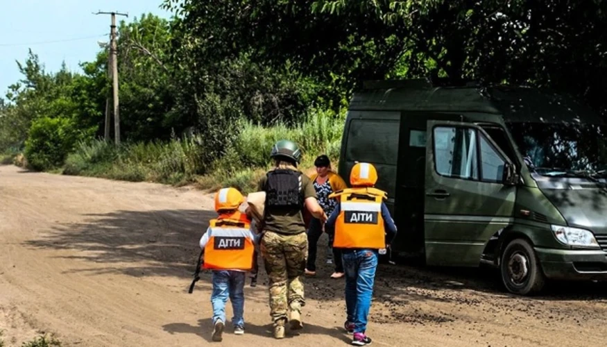 Евакуація дітей на Донеччині (фото Нацполіції)