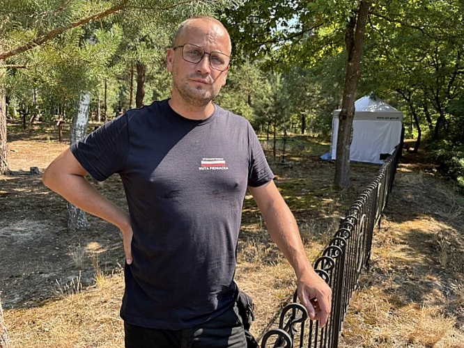 Хрест на місці масового поховання у Воля-Островецькій та ексгумаційні роботи на Волині