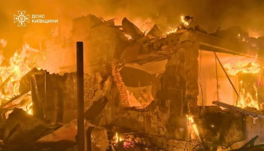 Наслідки удару БПЛА в Броварському районі Київської області: пошкоджені приватний будинок і пожежа