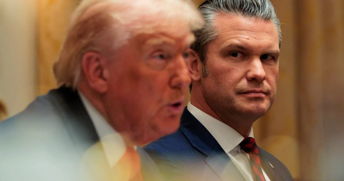 Піт Гегсет дивиться на президента США Дональда Трампа під час наради у Білому домі
