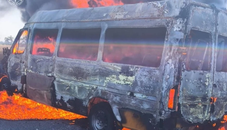 Пошкоджений пасажирський автобус після удару FPV-дрона у Нікопольському районі