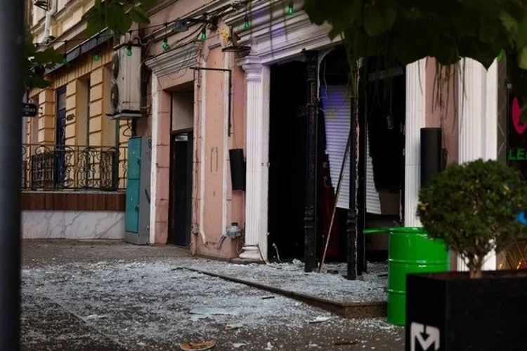 Рятувальники, медики та комунальники на місці удару РФ в Одесі 9 серпня 2026 року