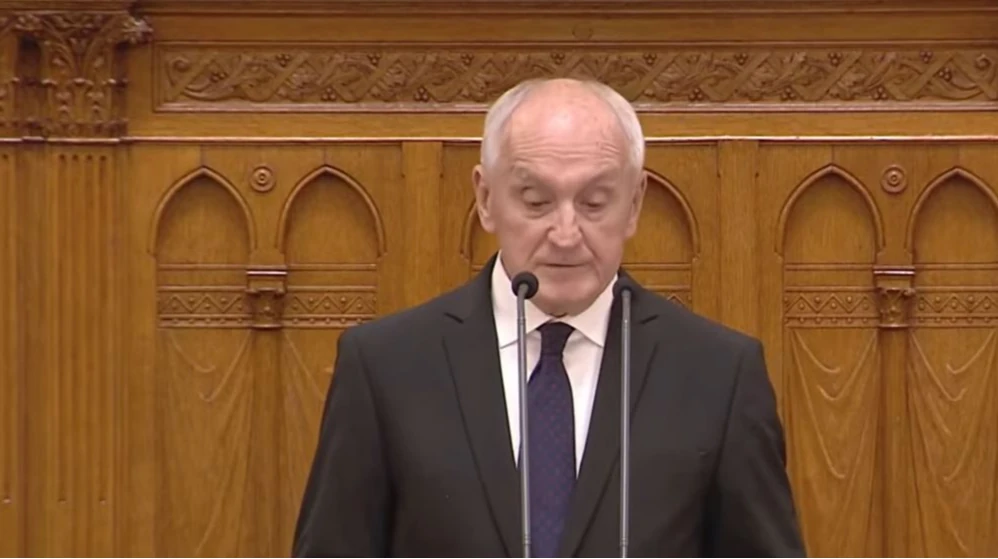 Андраш Бака у сесійній залі парламенту Угорщини