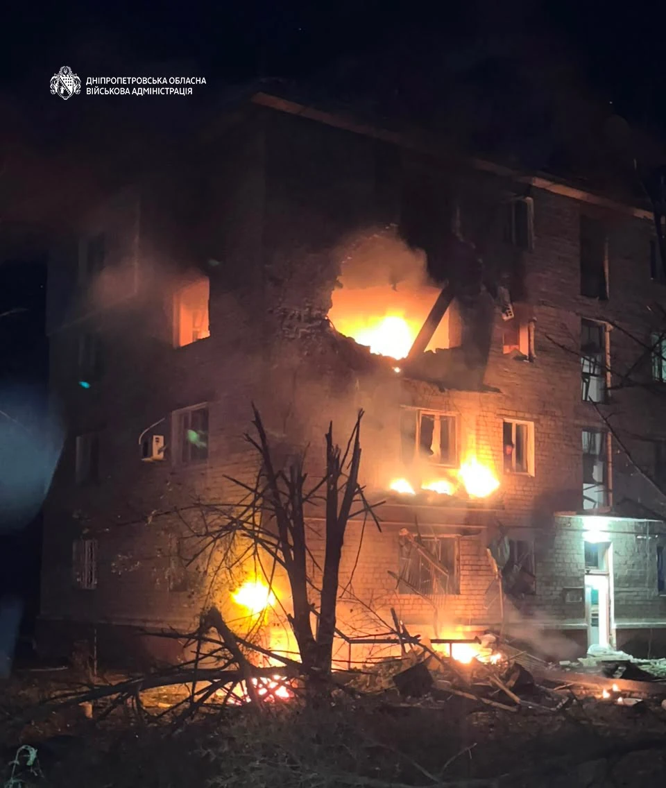 Багатоповерховий будинок у Марганці після нічної атаки БпЛА 15 серпня