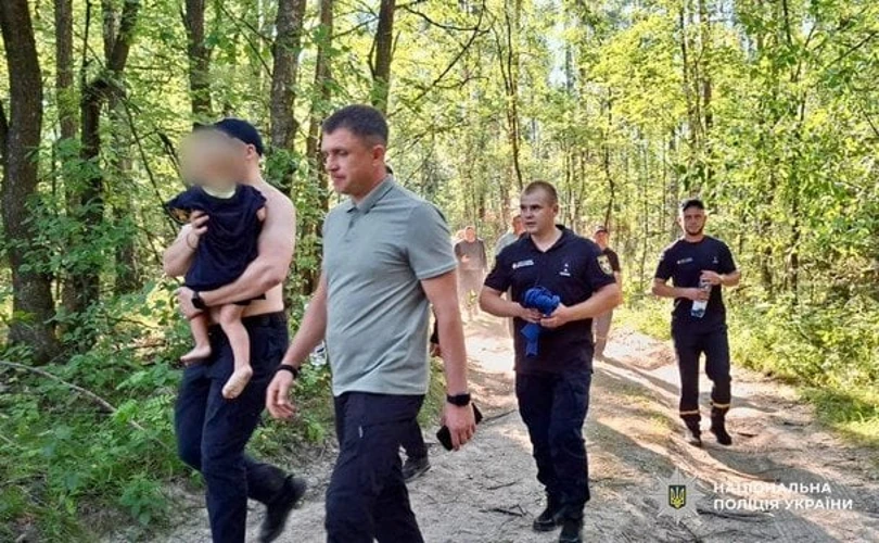 Рятувальники та поліціянти обстежують лісовий масив під час нічних пошуків на Житомирщині