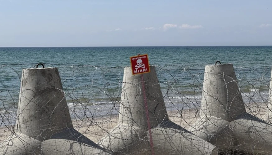 Узбережжя Чорного моря в Коблевому з огородженням та попередженням про мінну небезпеку