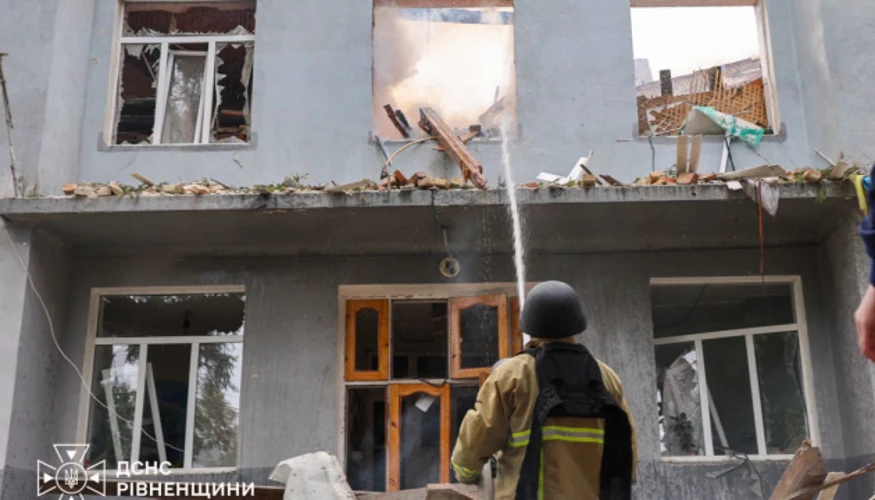 Рятувальники ліквідували наслідки удару БпЛА у Рівному: постраждалих уже 30